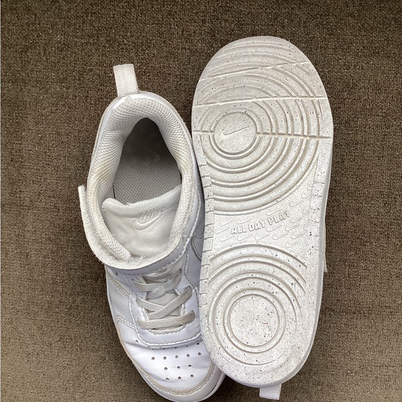 Nike Kids shoe, size 1y US - Picture 2 of 4